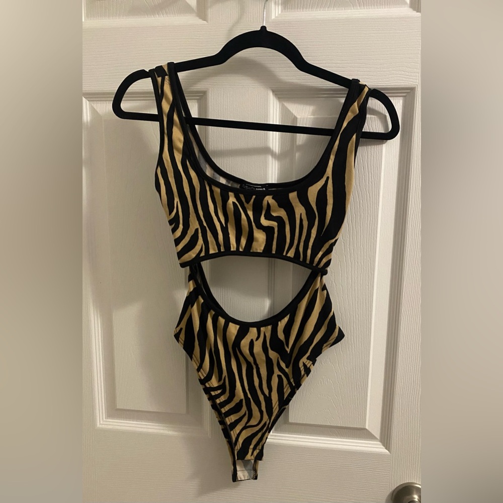 ✨Zebra Print Cutout Bodysuit ✨